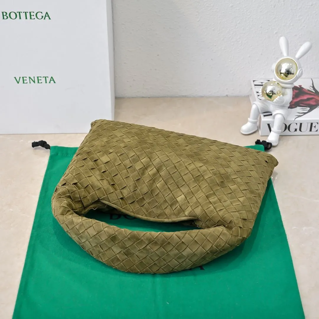 Batch 1860 #Bv new small HOP bag-nubuck leather is here! The bag body and handles are made of a whole piece of woven leather. The bag body is soft and lazy. Hop symbolizes the praise of innovation and eternal craftsmanship [love]. The pyramid silhouette combines practicality and fashion. It is modern and casual. The double-sided closure design of the bag mouth is more convenient and safe! The cowhide texture also makes the bag more wear-resistant and durable. A must-have for fashionable ladies who like minimalism yet comfortable and casual! Size: 41x20.5x7.5, Model: 3966#一